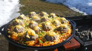 Гнезда из макарон с фаршем в сковороде на огне(делюсь рецептом).