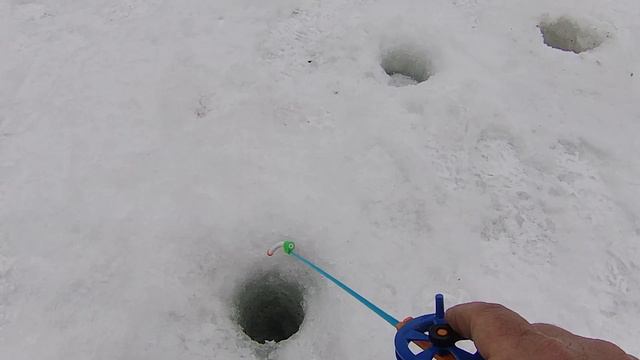 ПРИЕХАЛ РАННИМ УТРОМ НА РЕКУ ПОЛОВИТЬ ПЛОТВУ. смотреть онлайн