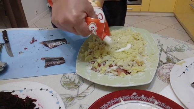 Новогодний салат: селёдка под шубой, по моему рецепту! смотреть онлайн