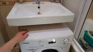 Компактная стиральная машина Канди установленная под раковину. Небольшая загрузка вещей.