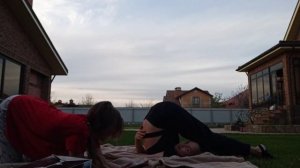 ЙОГА ЧЕЛЛЕНДЖ С ПОДРУГОЙ//ПОВТОРЯЕМ ПОЗЫ ИЗ ЙОГИ НА ДВОИХ