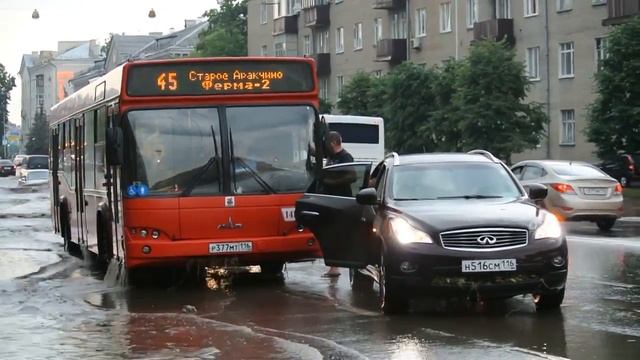 В Казани владелец внедорожника напала на водителя автобуса смотреть онлайн