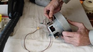Снятие и установка провода с защитой на моторах пылесосов Samsung.