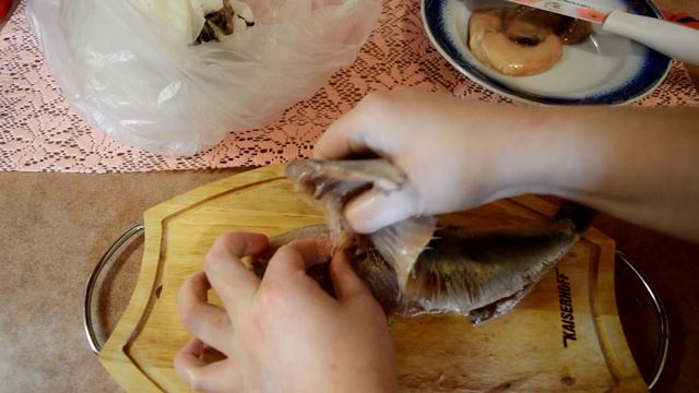 Как почистить селедку быстро и просто/How to clean a herring quick and simple смотреть онлайн