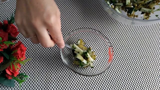 Быстрый в приготовлении и вкусный Салат с огурцом и зеленым горошком. смотреть онлайн