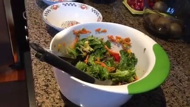 Приготовление салата с исполъзованием зелени Spring mix ,балъзамического уксуса и оливкового масла. смотреть онлайн