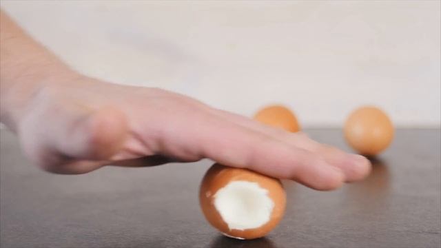 Как быстро почистить яйца от скорлупы | Очистка за 5 секунд [Рецепты Bon Appetit] смотреть онлайн