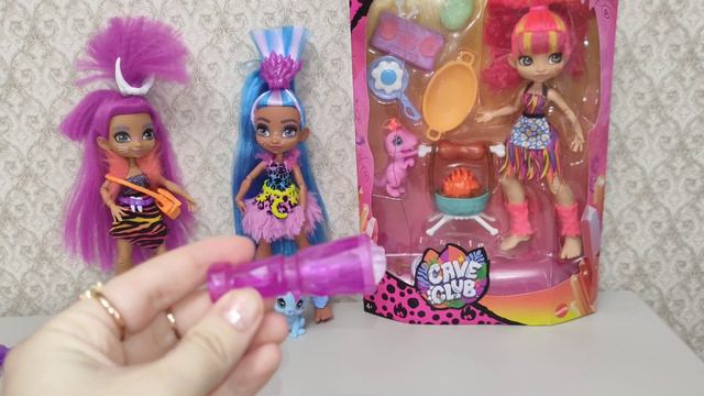 Cave Club 🐾 Базовая кукла «Телла» 🪨 «Роралай» 🐾 Игровой набор барбекю Эмберли 🪨 смотреть онлайн