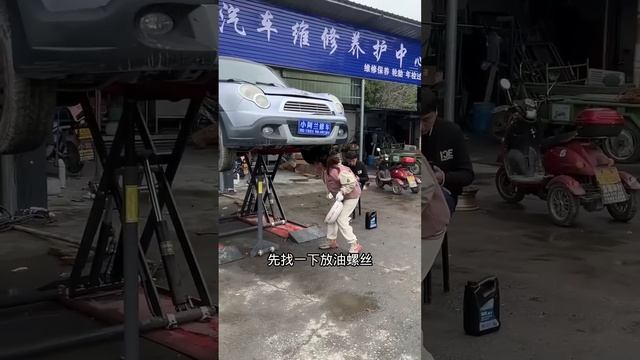 小蘭和徒弟修雨刮不會噴水的車，原來是玻璃水結冰導致的，馬達都燒壞了！ 【小阿蘭修車】 смотреть онлайн