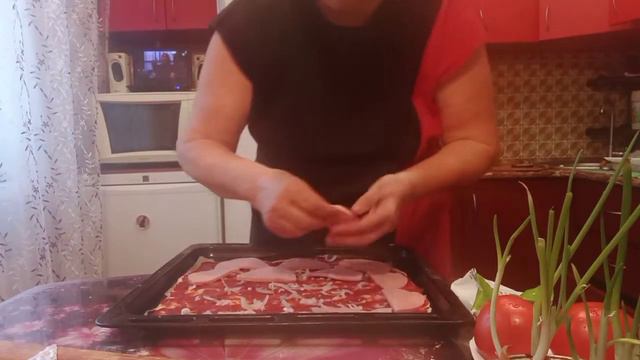 Пицца с помидорами и зелёным луком смотреть онлайн