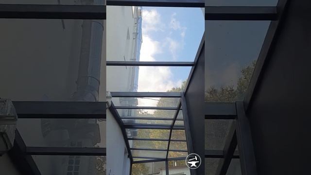 Алупка, частный дом. Забор, калитка, и кованый навес во внутреннем дворе смотреть онлайн