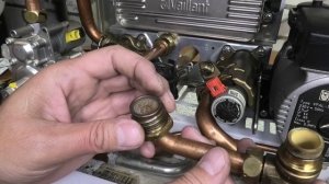 Газовый котёл Vaillant Распространённая причина уменьшения напора горячей воды при производстве ГВС