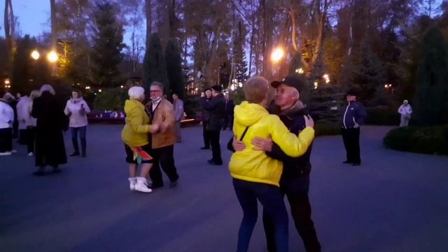 ЭТА ДЕВОЧКА БОЛЬШЕ НЕ ТВОЯ! ТАНЦЫ В ПАРКЕ ГОРЬКОГО ХАРЬКОВ СЧАСТЛИВЫЕ ДНИ смотреть онлайн