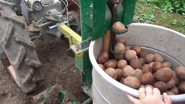 Садим картошку саморобною сажалкою смотреть онлайн