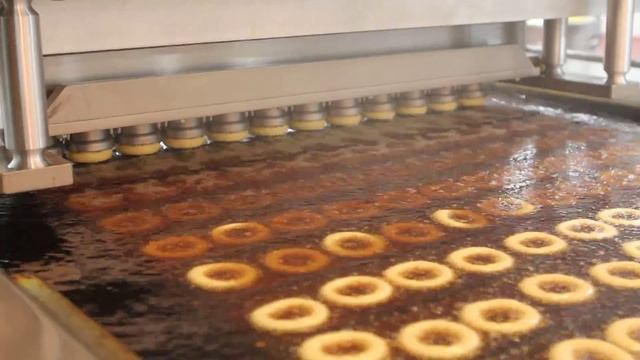Belshaw High Speed Depositor depositing 10 donuts across fryer смотреть онлайн