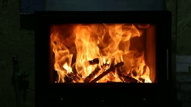 Огонь в каминной топке Жарко Аир. Часть 3 смотреть онлайн