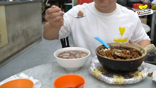 First Time Trying Claypot Chicken Rice - Cook Master More than 40 years! Malaysia Street Food Tour смотреть онлайн