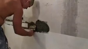 Укладка первого слоя настенной плитки.