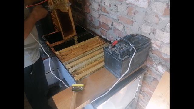 Какие рамки брать для откачки мёда? Обрезка рамок смотреть онлайн