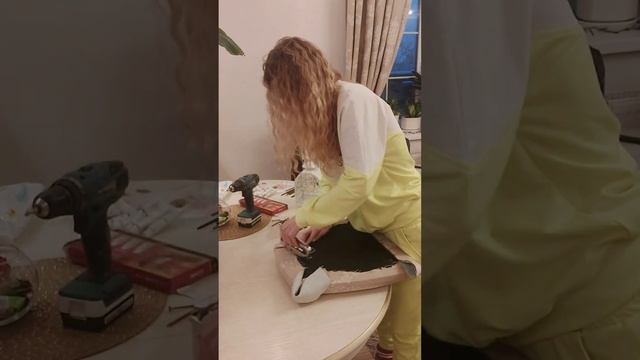 Как быстро поменять старую обшивку на стуле! смотреть онлайн
