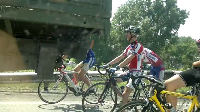 Новокузнецкие велосипедисты стоят в пробке))) смотреть онлайн