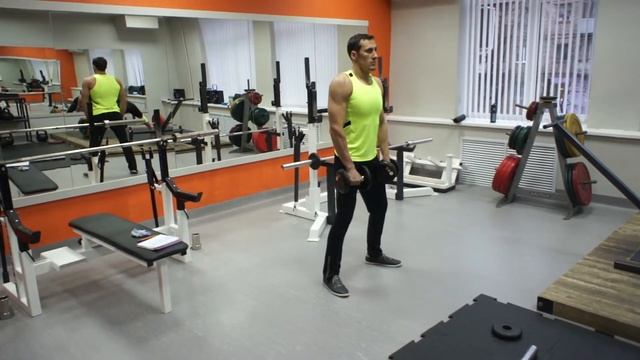 Подъем гантелей перед собой смотреть онлайн