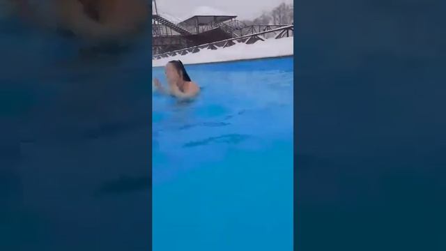 Мы с семьёй купаемся в бассейне. смотреть онлайн