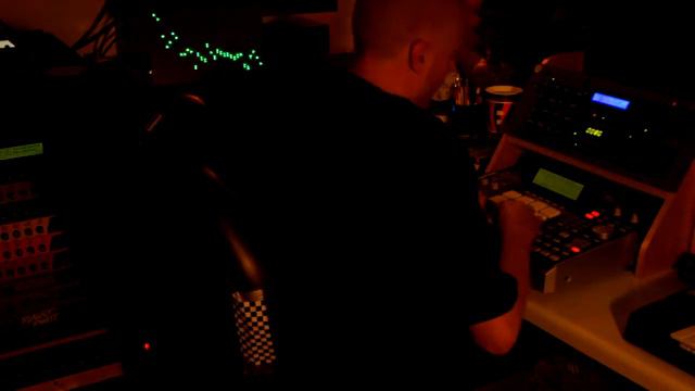 Alesis QSR and MPC 2500 beat смотреть онлайн