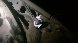 Mazda CX-7. Замена лампочки ближнего света - одной левой.