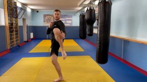 АЗБУКА УЛИЧНОГО БОЯ: Соединение ударной техники рук и ног.