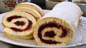 Простой и бюджетный десерт.
БИСКВИТНЫЙ РУЛЕТ С ВИШНЁВЫМ ВАРЕНЬЕМ