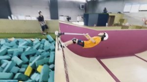 УЧУ НОВИЧКА ДЕЛАТЬ БЭКФЛИП на САМОКАТЕ в ГИГАНТСКОМ Скейт-Парке