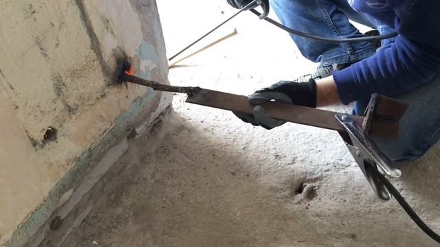 Видео о том, как не нужно делать (как достать из стены обрезанное крепление чугунного радиатора) смотреть онлайн
