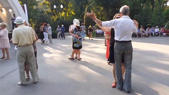ЖЕНЩИНА ВОЗДУХ, ЖЕНЩИНА ВОДА! СЧАСТЛИВЫЕ МГНОВЕНЬЯ ИЗ ПАРКА ГОРЬКОГО ХАРЬКОВ смотреть онлайн