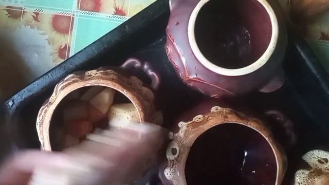 Жаркое по-домашнему. Горшочки с курицей и овощами. Курица в горшке с овощами. смотреть онлайн
