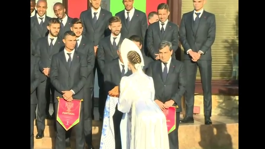 Криштиану Роналду и сборную Португалии Россия встретила хлебом- солью смотреть онлайн