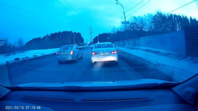 Chevrolet М818НМ196 поворот направо с левого ряда смотреть онлайн