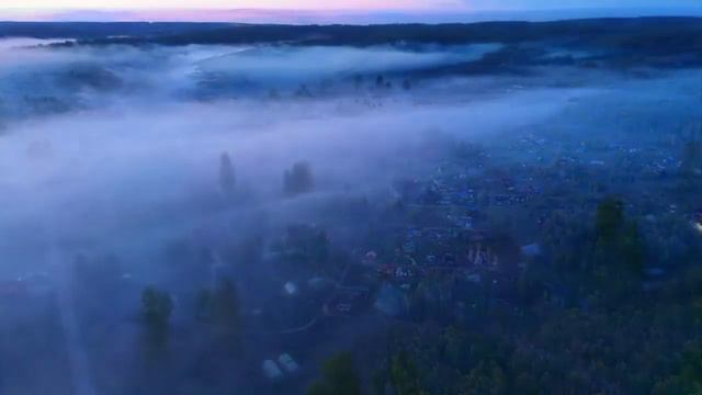 У соседей по посёлку есть квадрокоптер, они пофотографировали, как туман наползает на наш Мумидален смотреть онлайн