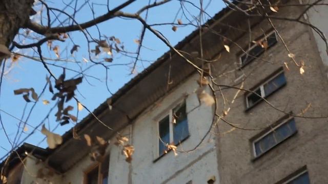2.Рабочие чистят крышу от снега и льда улица Джумалиева угол Кабанбай батыра смотреть онлайн