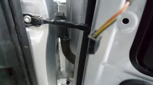 Как снять дверь Шкода Октавия