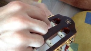 Как сменить струны на классической гитаре