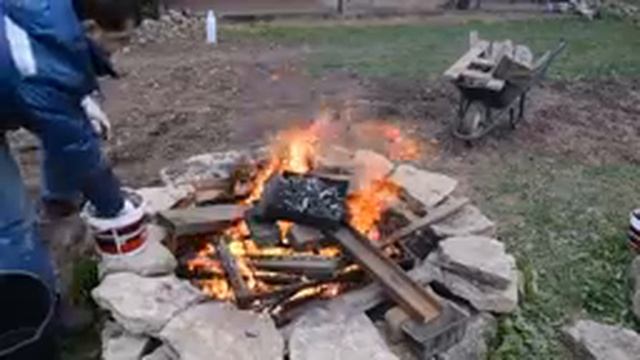 Плавим свинец на костре. Первая плавка. смотреть онлайн