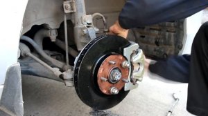 Замена переднего суппорта лансер 10, прокачка тормозов.