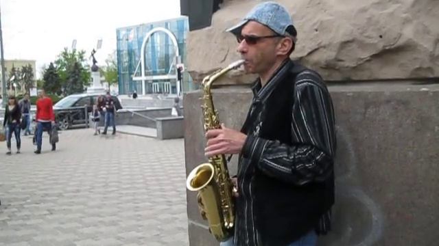 Харьков. Саксофонист на Сумской играет "Семь сорок" смотреть онлайн