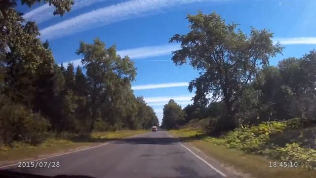 Дорога, голубое небо и пролетевшие самолеты смотреть онлайн