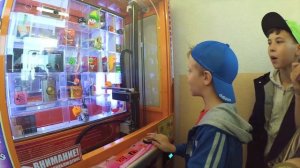 Как выиграть iPhone X у автомата толкателя Выиграл все призы