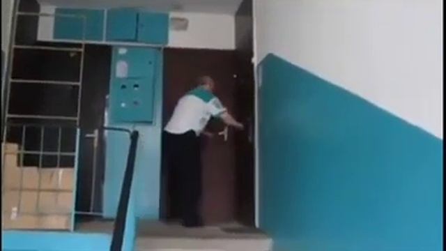 Пьяный мужик не может попасть домой смотреть онлайн