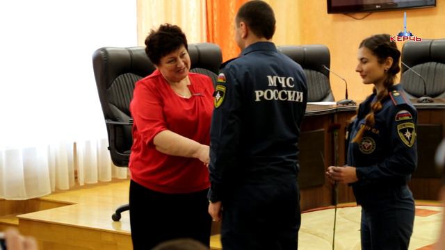26 12 2018 ЛУЧШИХ СПАСАТЕЛЕЙ СЛУЖБЫ МЧС ОТМЕТИЛИ ГОРОДСКИМИ НАГРАДАМИ