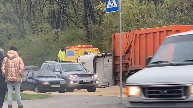 На Оболони грузовик перевернулся и усыпал дорогу соей смотреть онлайн