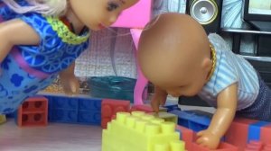 КАТЯ И МАКС ВЕСЕЛАЯ СЕМЕЙКА ПОСТРОИЛИ ДОМА БАССЕЙН ИЗ ЛЕГО #Мультики с куклами #Барби #Куклы